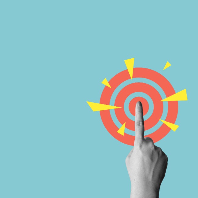 Finger points to the centre of a bullseye button