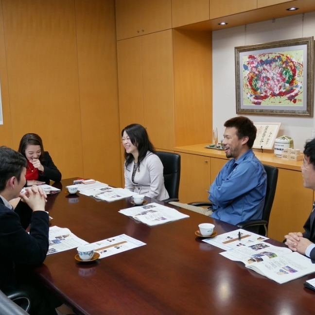 Yoko Shimpuku and others sit around a table laughing